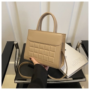 Dettaglio della borsa a mano beige crema con motivo trapuntato e trama in ecopelle PU