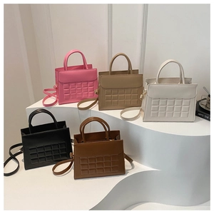 Dettaglio borse trapuntate a quadri nei colori rosa, beige, bianco, nero e marrone