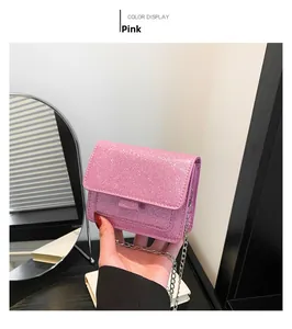 Détail du sac à bandoulière rose à paillettes avec chaîne argentée et rabat de fermeture