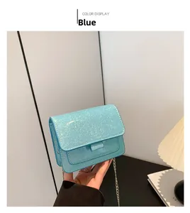 Détail du petit sac bandoulière bleu clair à paillettes avec une fine chaîne argentée