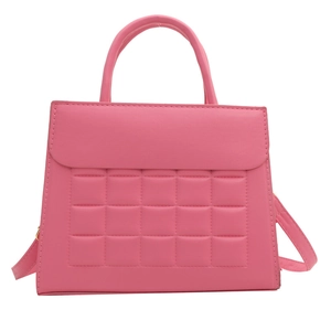 Borsa a mano rosa con trama in pelle a quadretti goffrati e tracolla sottile inclusa