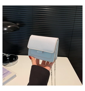 Vue détaillée du petit sac à bandoulière bleu clair scintillant avec chaîne et paillettes