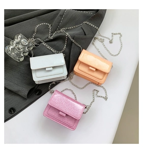 Vue détaillée de mini sacs à chaîne pailletés brillants en argent, orange et rose