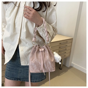 Sac seau en cuir plissé rose avec poignée tressée et breloque pompon en peluche doux
