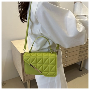 Dettaglio della borsa a tracolla in pelle trapuntata verde lime con motivo a triangoli