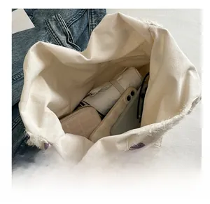 Vue intérieure du grand sac cabas avec broderie florale et détails de franges