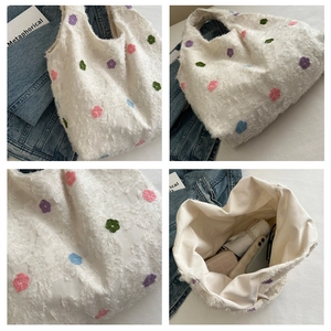 Détails du sac cabas tricoté à fleurs montrant l'intérieur spacieux avec accessoires