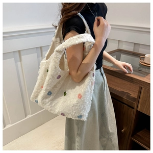 Détail du sac cabas en peluche blanc avec des broderies florales colorées élégantes
