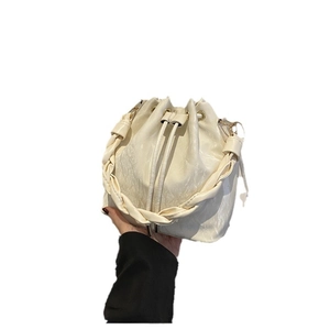 Sac seau crème avec cordon de serrage, anse tressée et texture cuir marbré chic