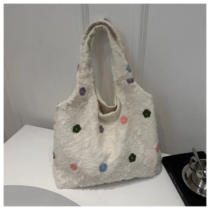 Vue détaillée du sac en fausse fourrure blanche avec broderies florales colorées