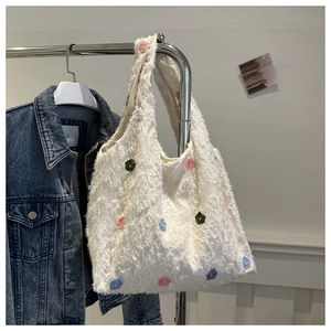 Sac fourre-tout en fausse fourrure blanche avec fleurs tricotées colorées sur cintre