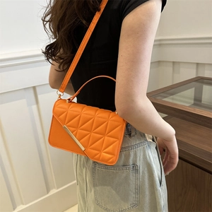 Borsa a tracolla trapuntata arancione vivace con decoro dorato e manico superiore