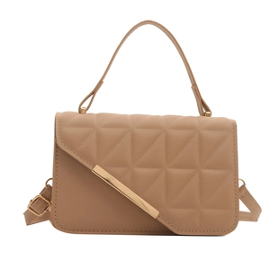 Borsa a tracolla trapuntata kaki con motivi geometrici e finiture in metallo dorato