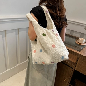 Sac fourre-tout en tricot chic avec broderies florales colorées et peluche blanche