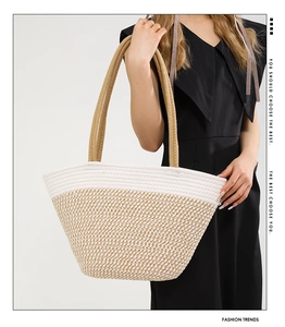 Détail du sac cabas en paille bicolore avec tissage contrasté blanc et beige chic