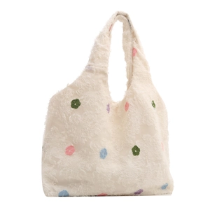 Sac seau en tricot blanc avec broderies florales colorées et texture pelucheuse à franges