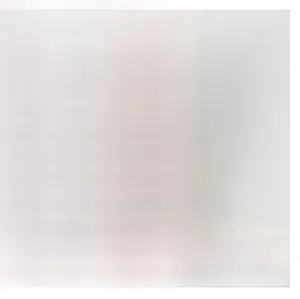 Gros plan sur la texture de ce sac en paille tressée avec motif de corde en coton bicolore