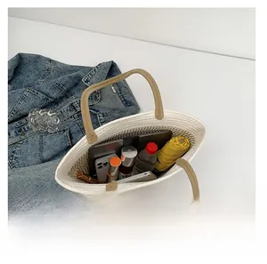 Vue de dessus du grand sac en paille montrant tablette, téléphone, parapluie et cosmétique