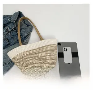 Détail de la texture tissée et de l'intérieur spacieux du sac cabas bicolore en paille