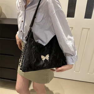 Sac à bandoulière noir plissé avec pendentif papillon argenté et chaîne en métal
