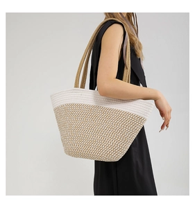 Détail de la texture du sac cabas en paille tissée avec motifs contrastés blanc et marron