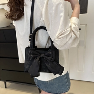 Sac à bandoulière noir élégant avec un grand nœud en soie et une sangle réglable
