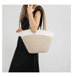 Détail du sac cabas en paille tressée avec bicolore et poignées en corde de coton épaisse