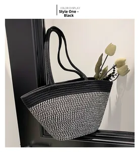 Détail du sac cabas tissé à rayures noires et blanches avec tulipes dans un cadre lifestyle