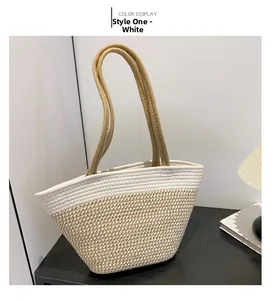 Détail du sac cabas tissé montrant la texture en paille blanche et beige naturel