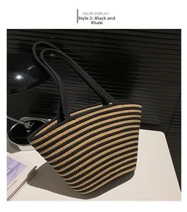 Détail du sac cabas en paille tissée avec rayures noires et kaki pour l'été