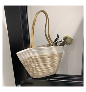 Détail de la texture en corde de coton tressée d'un sac cabas de plage à rayures