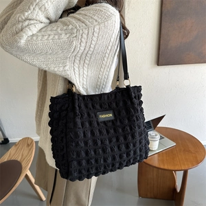 Sac fourre-tout noir matelassé à la mode avec texture plissée et fines bretelles