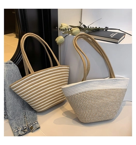Gros plan de sacs cabas en paille tissée avec rayures et design bicolore au style lifestyle