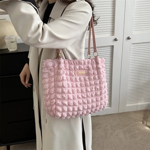 Sac fourre-tout rose chic à texture popcorn avec étiquette dorée pour un style d'été élégant