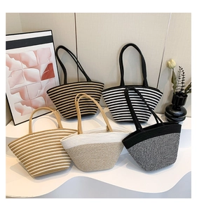 Vue détaillée de cinq sacs cabas rayés en corde de coton avec motifs tissés