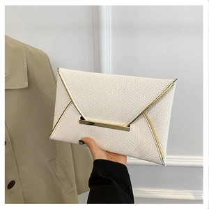 Vue détaillée de la pochette enveloppe blanche à texture tressée et bord doré