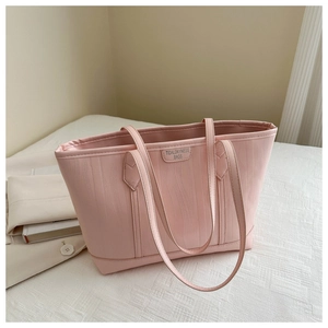 Dettaglio borsa tote rosa con trama a onde verticali e stemma logo Tidal Dryness