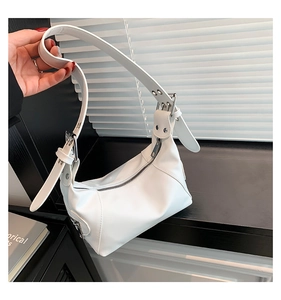 Detailansicht der weißen Leder-Unterarmtasche mit verstellbarem Gurt und Metallösen