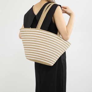 Grand sac cabas rayé en paille tressée avec de longues anses pour la plage ou le travail