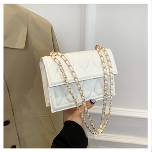 Détail du sac à chaîne en cuir matelassé blanc montrant la texture de couture en 3D