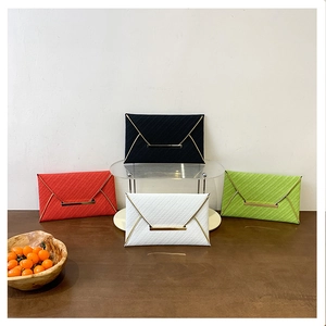 Détail de pochettes enveloppes à texture ondulée et bordure dorée en quatre coloris