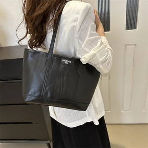 Grande borsa tote nera minimalista in tessuto liscio con etichetta tessuta per ufficio