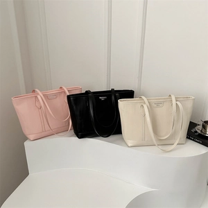 Tre borse tote minimaliste in ecopelle nei colori rosa, nero e bianco crema
