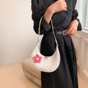 Elegante borsa a spalla bianca a mezzaluna con ciondolo a fiore rosa e pelle liscia