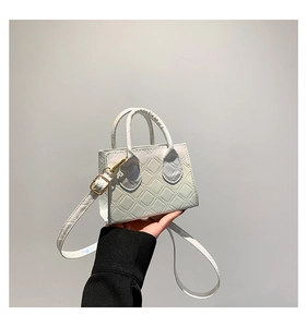 Détail du sac bandoulière blanc matelassé avec finition laser et ferrures dorées