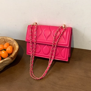 Petit Sac Carré Matelassé pour Femmes Bandoulière Tendance Coutures en Vagues Sac à Épaule à Rabat avec Bandoulière Chaîne en Métal Doré et Cuir