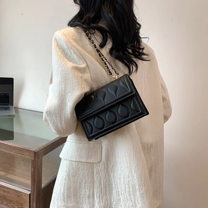 Sac bandoulière noir matelassé avec motif en gouttes et bandoulière en chaîne