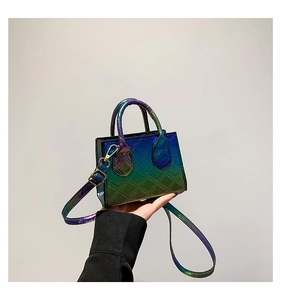 Gros plan du motif matelassé sur le petit sac carré en cuir verni dégradé