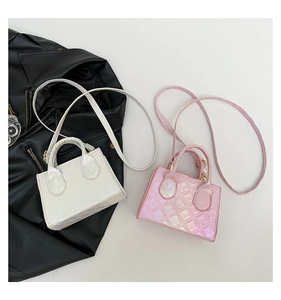 Vue à plat de mini sacs à main matelassés blanc perle et rose avec veste en cuir noir