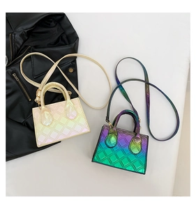 Détail de mini sacs matelassés avec finition laser dégradée holographique et poignée haute